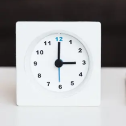 Simple analog clock with hour, minute, and second hands.