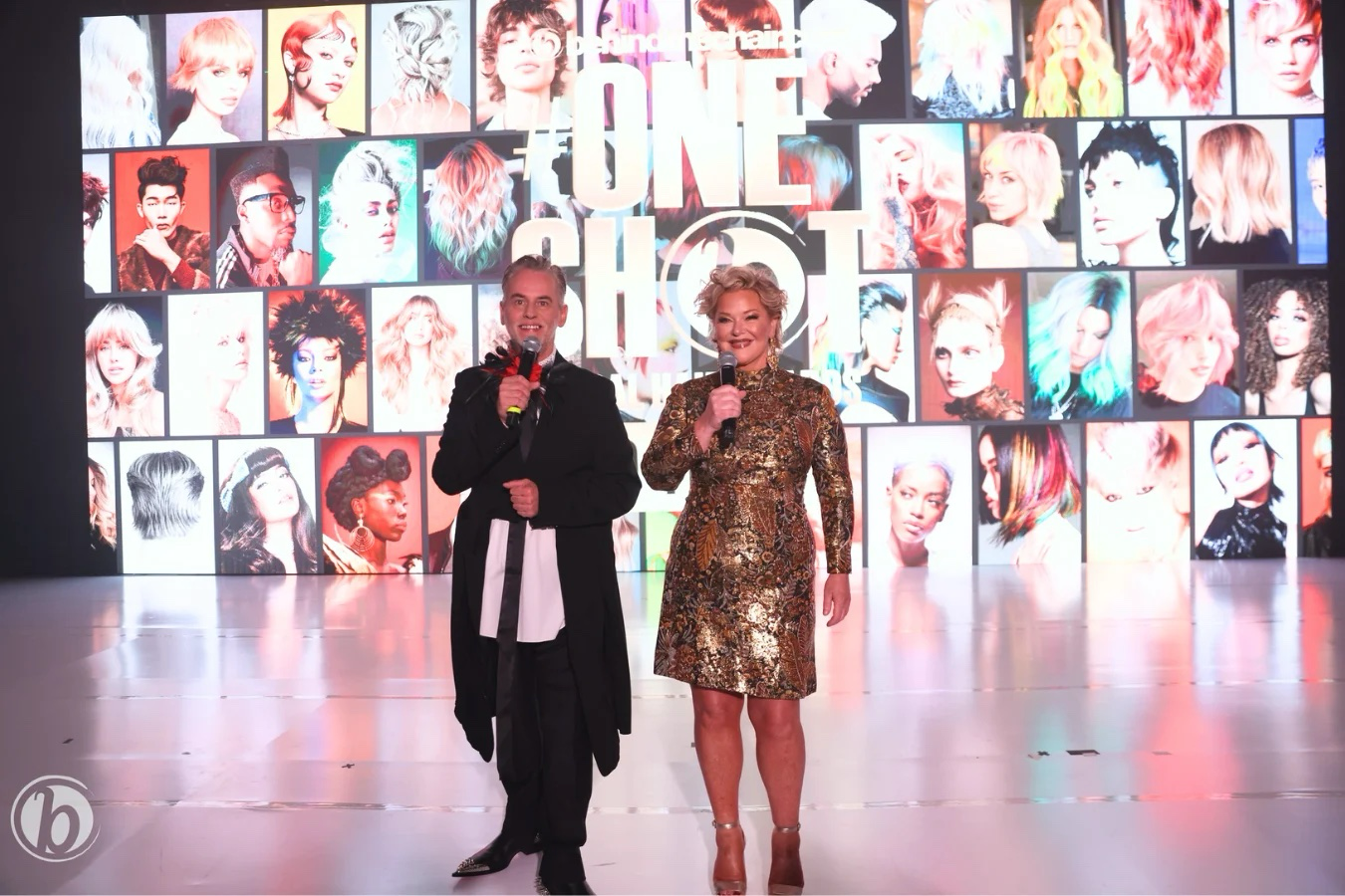 Moderátori galavečera One Shot Global Hair Awards na pódiu