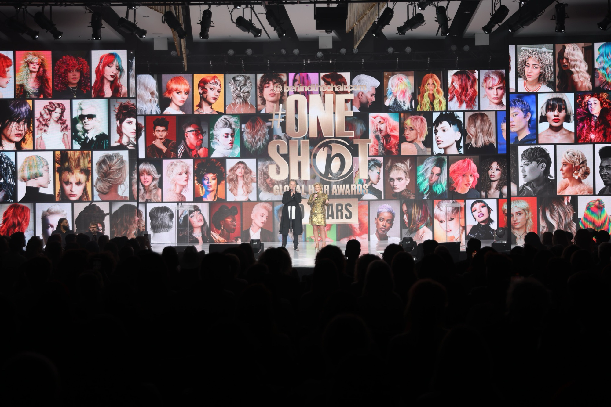 Galavečer One Shot Global Hair Awards, na pódiu vyhlasujú víťazov