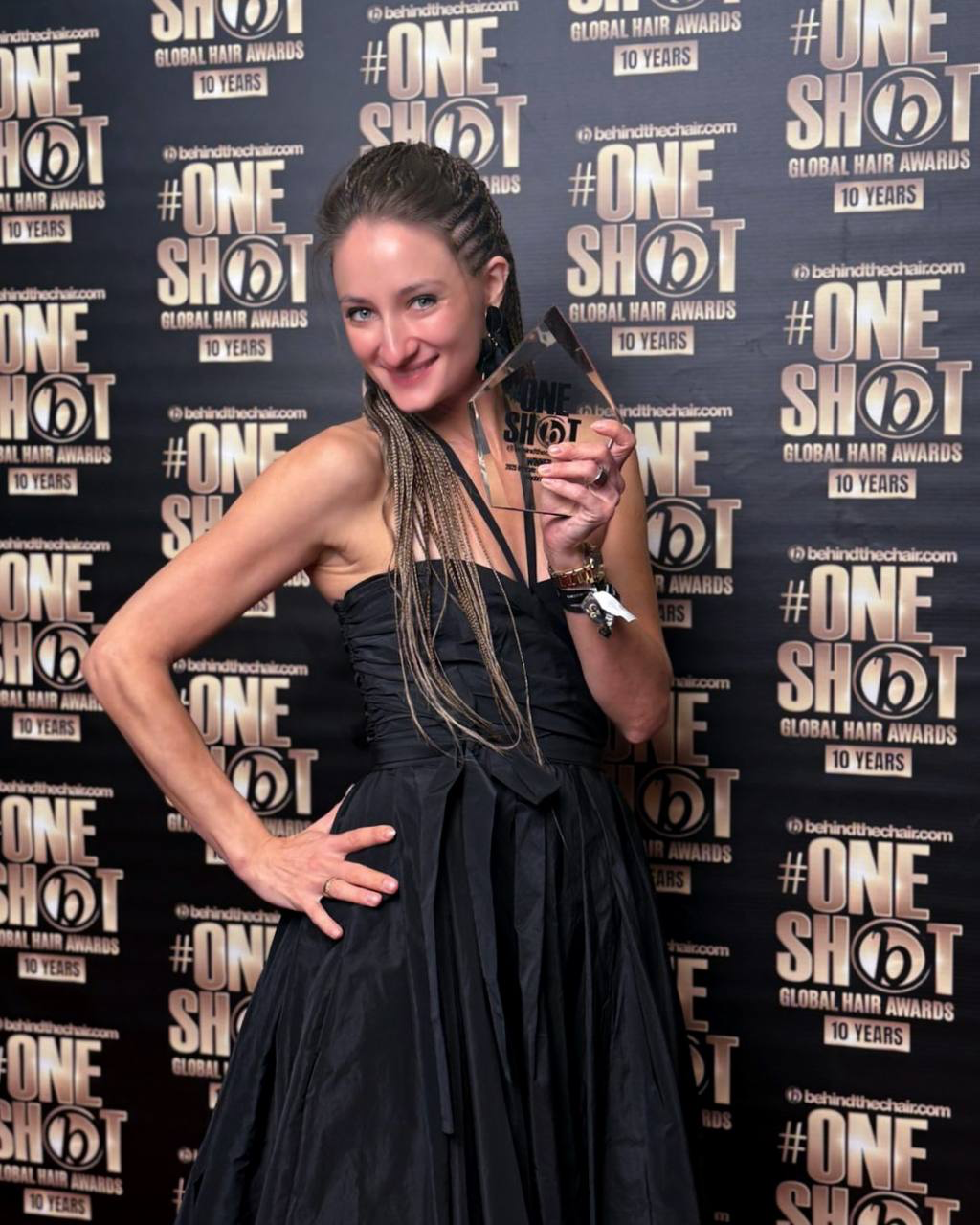 Olga Olikova s trofejou One Shot Global Hair Awards