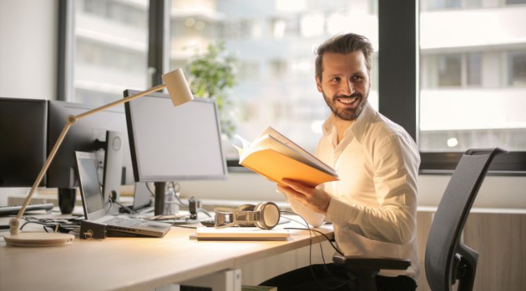 Image of a person making a pause while listening to a NeuraSonic program with closed headsets