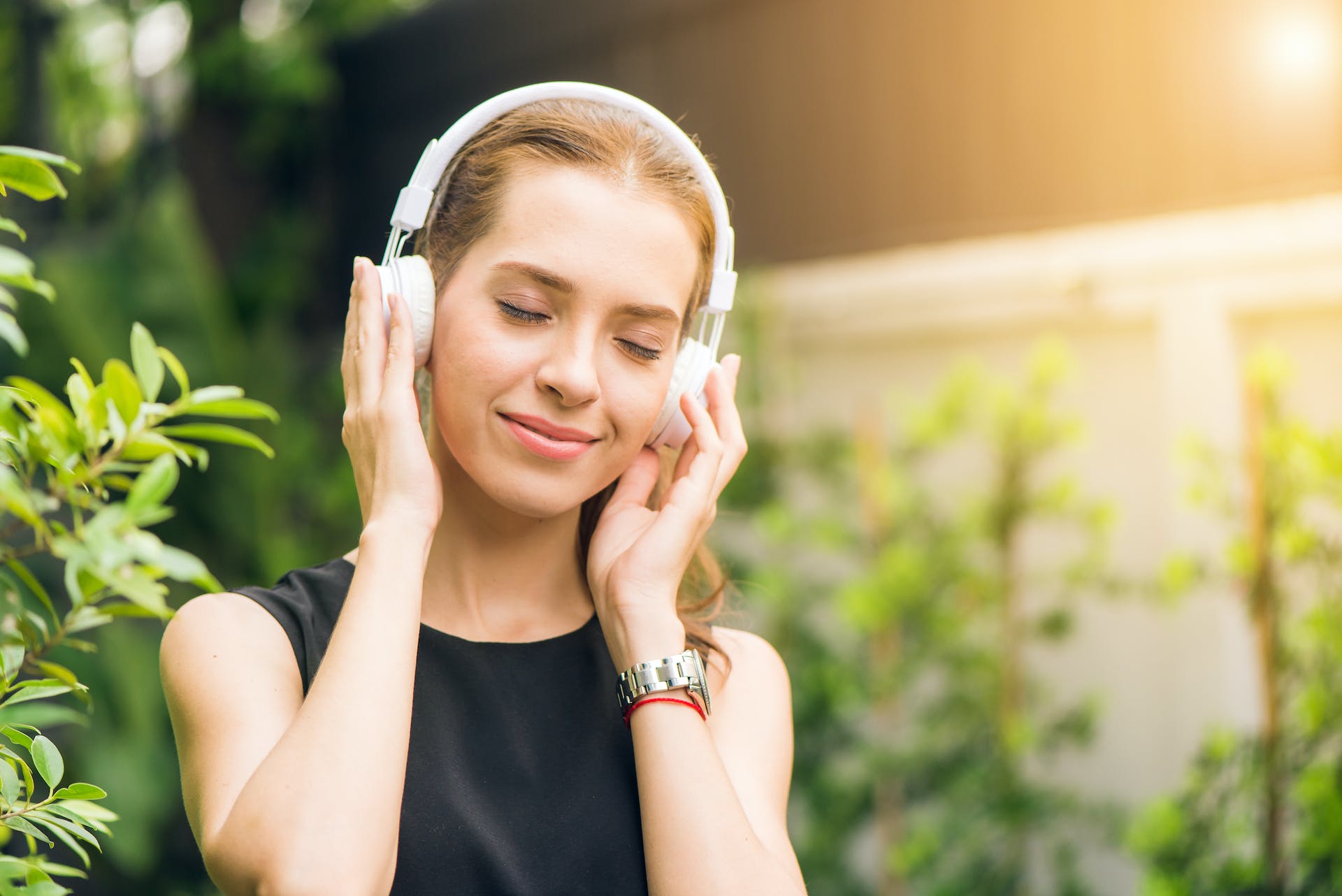 Left-ear-dominant people thus have to play catch-up all the time. Not only is the information late, it is also incomplete. In the transfer from the right brain to the left brain, some of the higher frequencies are lost. As we have seen before, these are the frequencies that are key to distinguish similar sounds (like a B and a P). Left-ear-dominant people thus not only have to play catch-up, they also have to play with an incomplete deck.
