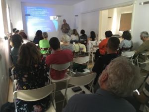 Εικόνα που περιέχει ρουχισμός, άτομο, εσωτερικός χώρος, σκηνήΠεριγραφή που δημιουργήθηκε αυτόματα