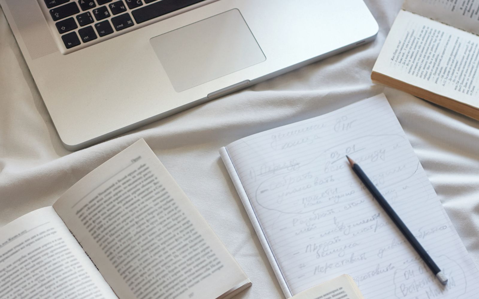 HKDSE student studying HKDSE free notes and passpaper