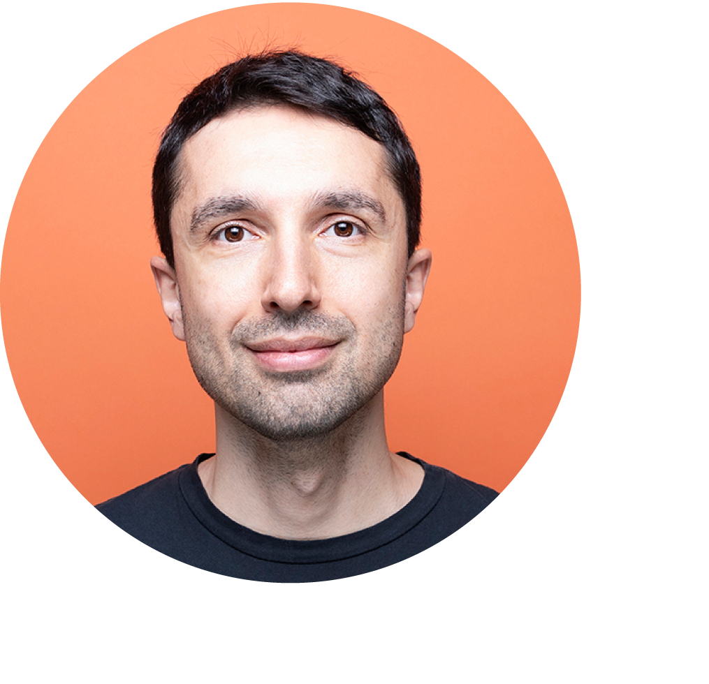 Dr. med. Timur Liwinski mit kurzen schwarzen Haaren und einem schwarzen T-Shirt vor einem orangefarbenen Hintergrund