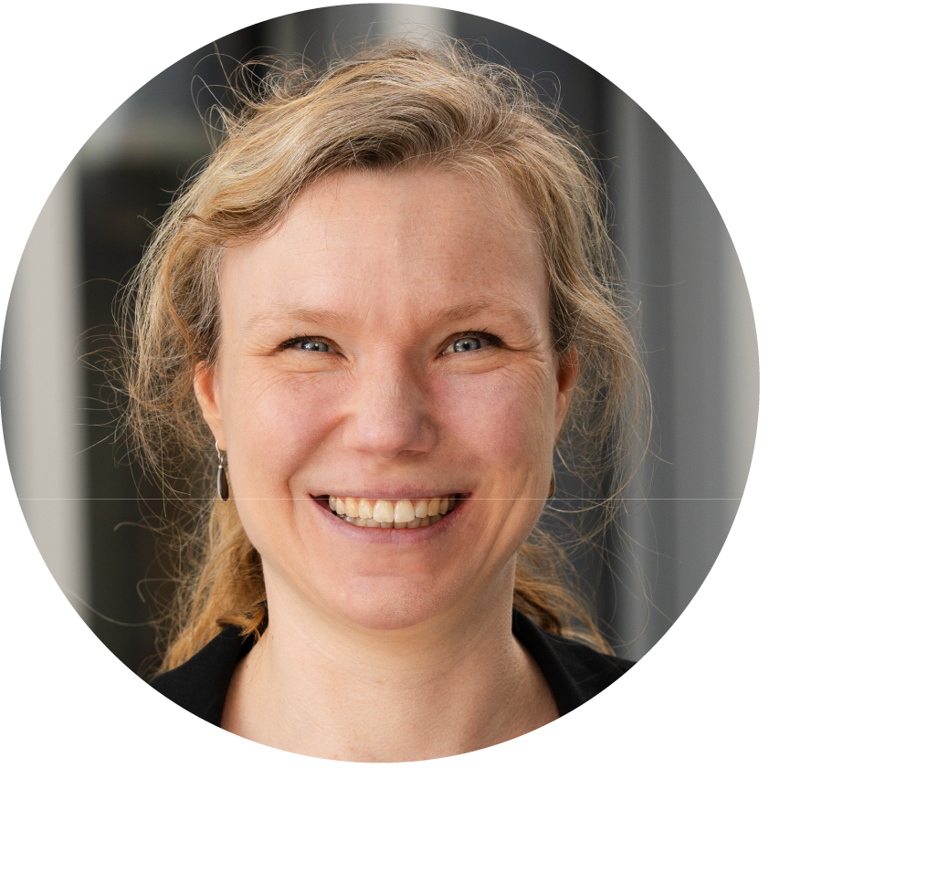 Lachende Prof. Dr. Claudia Luck-Sikorski mit blonden, naturgewellten Haaren, zusammengebunden