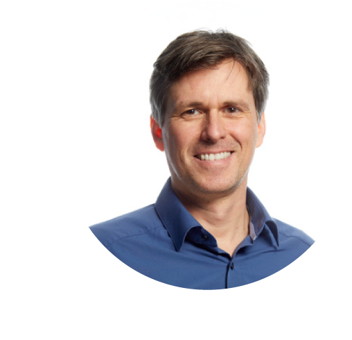 Lächelnder Ingo Schäfer im blauen Hemd