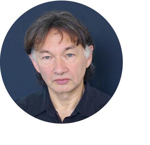 Thomas Bock vor blauem Hintergrund