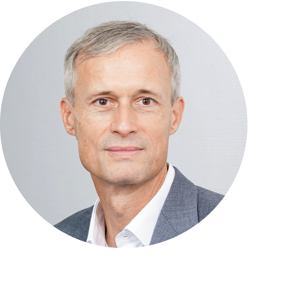 Prof. Dr. med. Stefan Röpke mit kurzen grauen Haaren, einem grauen Anzug mit weißem Hemd vor einem hellgrauen Hintergrund