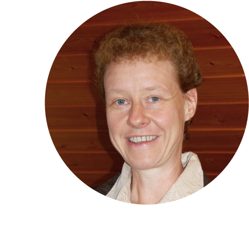 Lächelnde Christine Preißmann mit kurzen roten Haaren