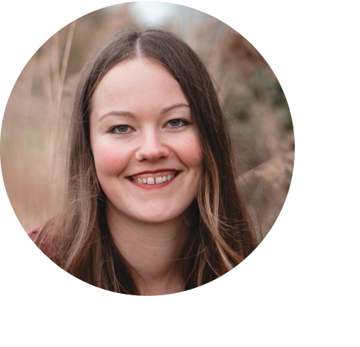 Lächelnde Larissa Henschel mit langen braunen Haaren vor einem Feld