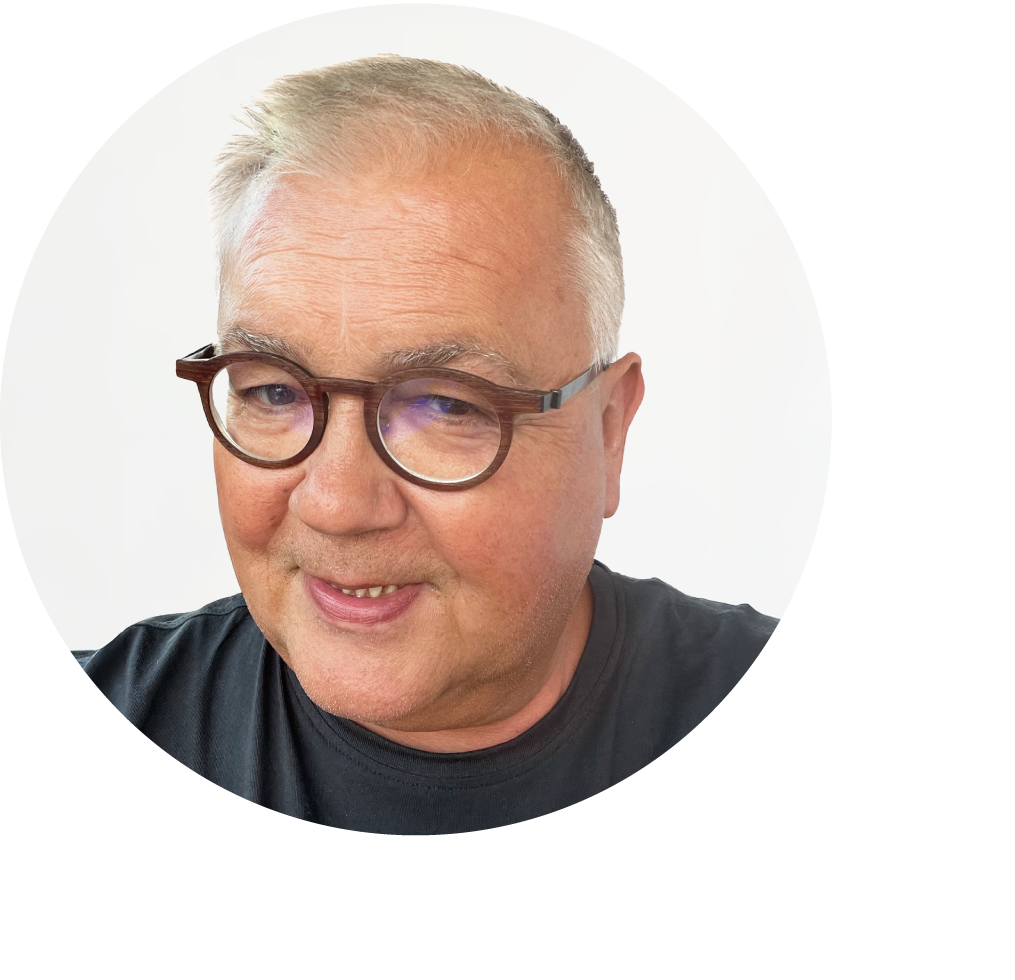 Dieter Riemann mit kurzen grauen Haaren und einer runden, braunen Brille vor einem weißen Hintergrund