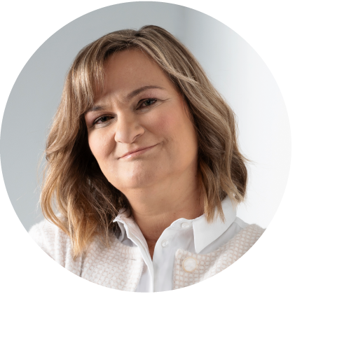 Meike Wehmeyer in weisser Bluse mit schulterlangen blondbraunen Haaren