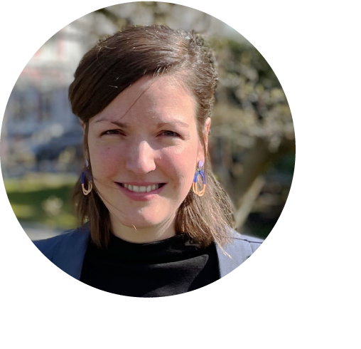 Lächelnde Charlotte Küpper vor Bäumen