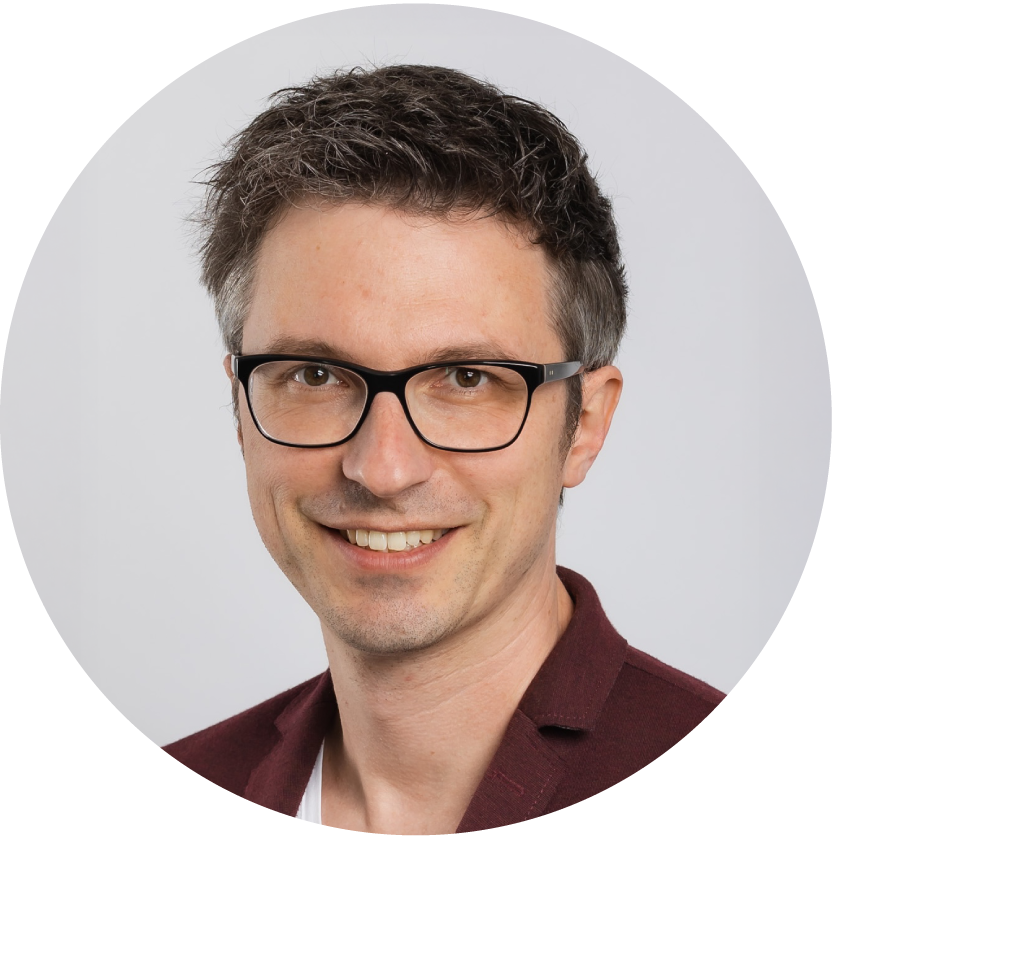 Lächelner Dr. med. Matthias Klosinski mit dunkelgrau-schwarzen kurzen Haaren und einer schwarzen Brille