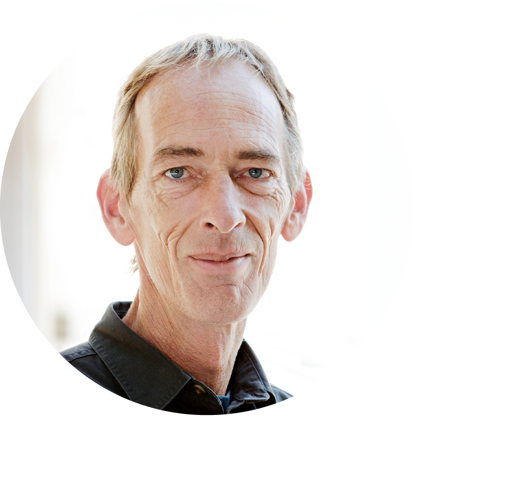 Wedigo von Wedel mit kurzen grau-blonden Haaren und einem schwarzen Hemd vor einem weißen Hintergrund