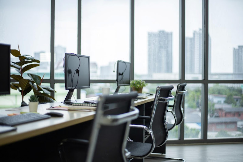 A room with computers and chairs AI-generated content may be incorrect.