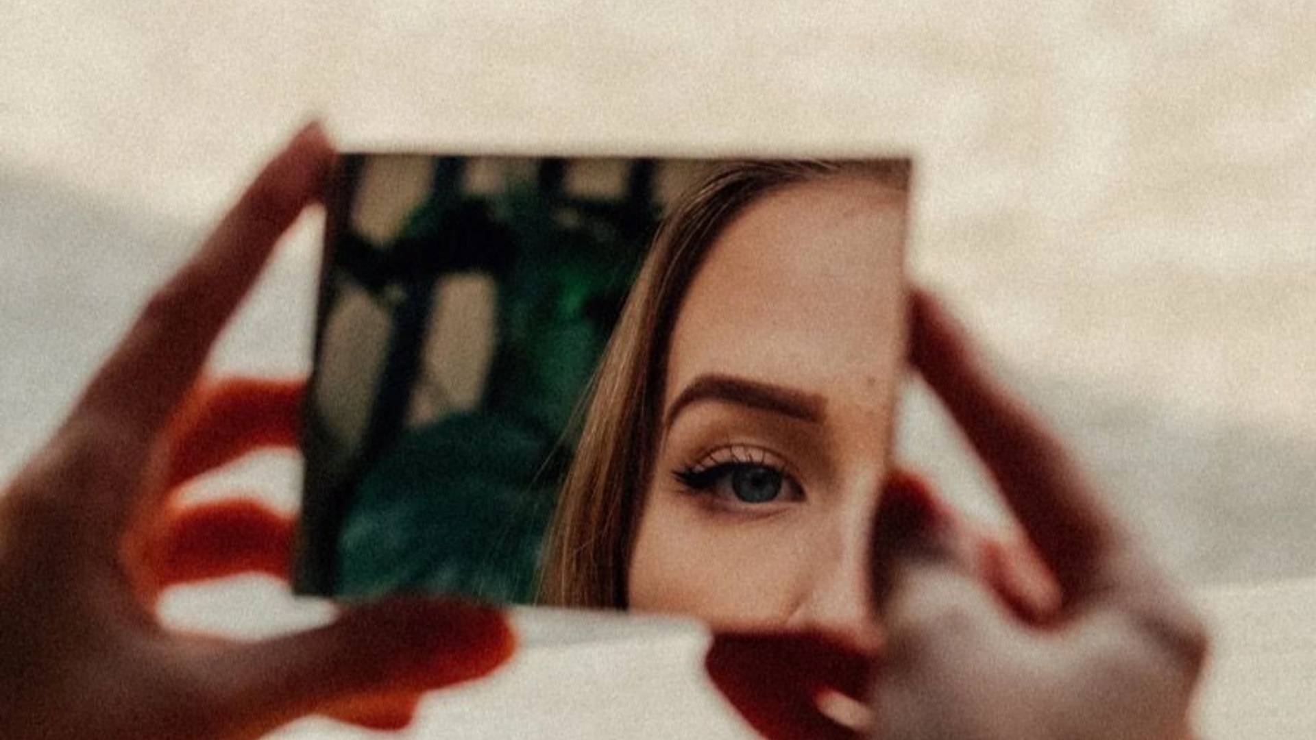 Megfáradt nő néz magával szembe a tükörben.