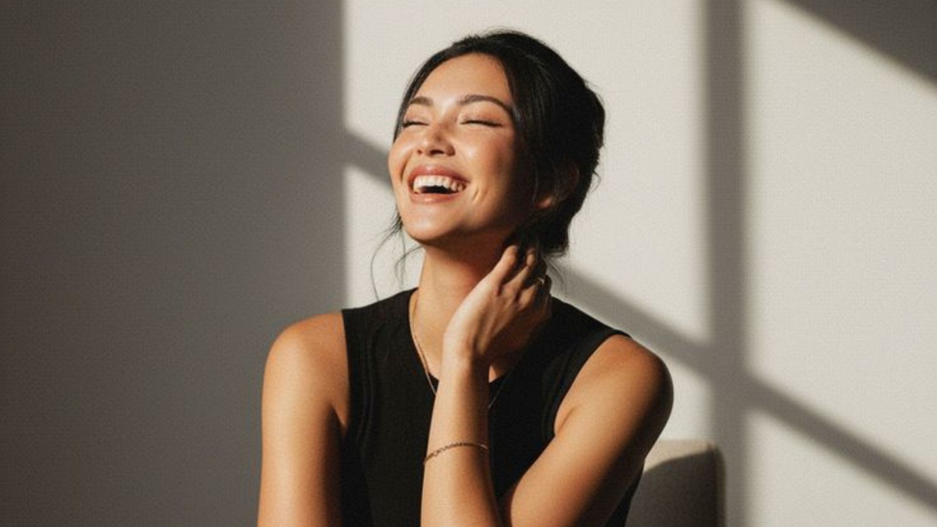 Boldog kiegyensúlyozott nő mosolyog