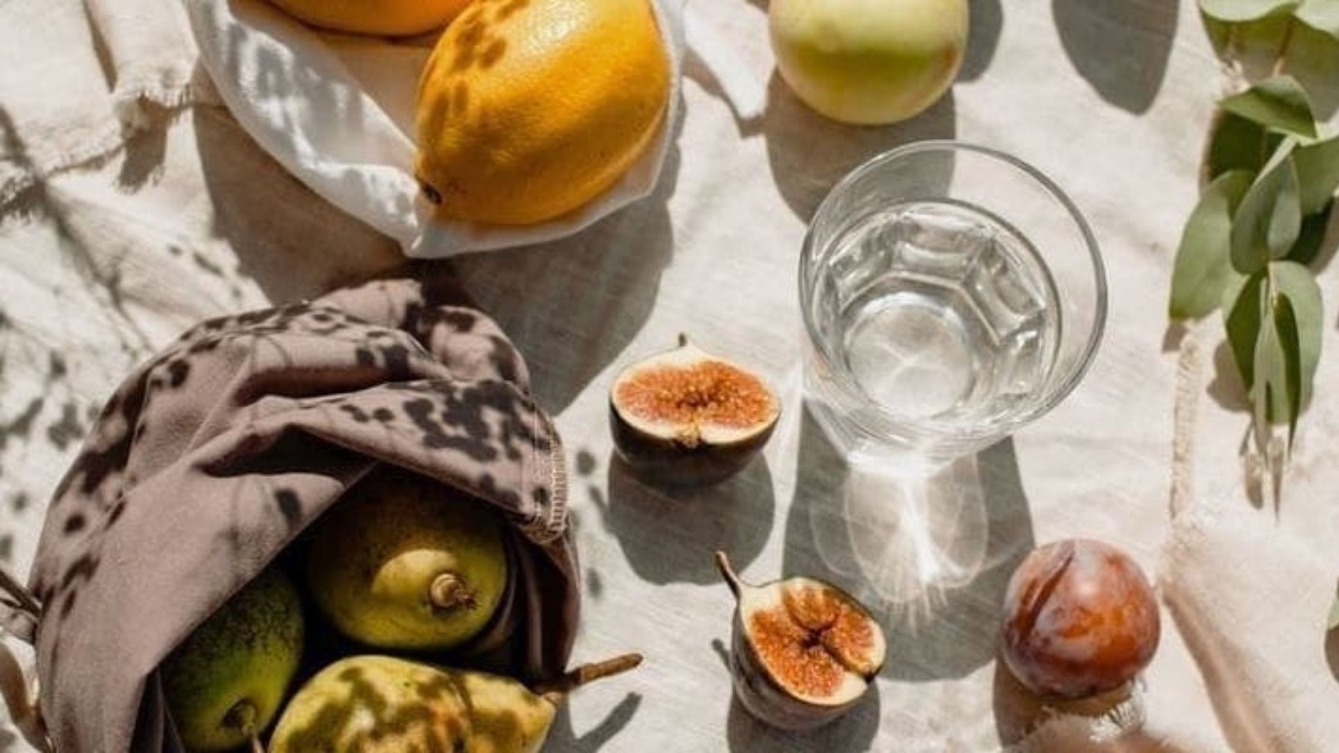 füge, körte, citrom az asztalon