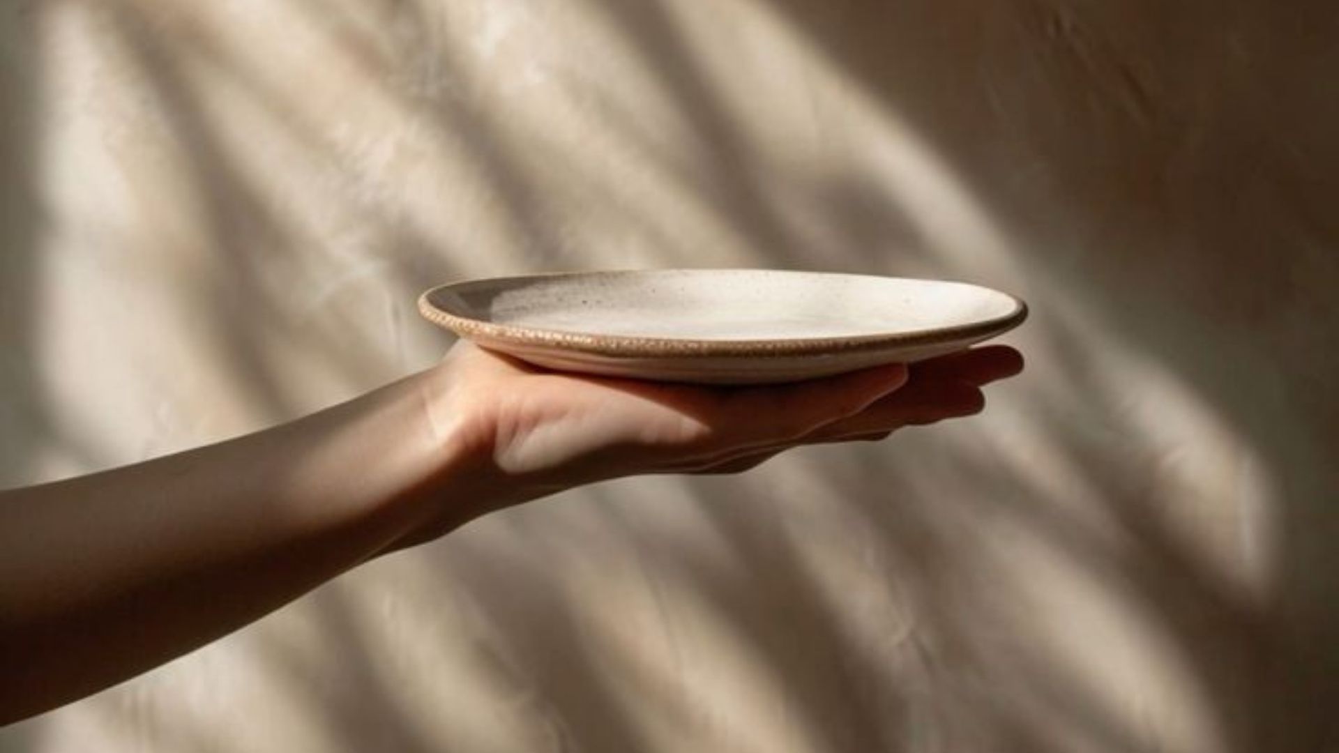 Üres tányért tartó kéz