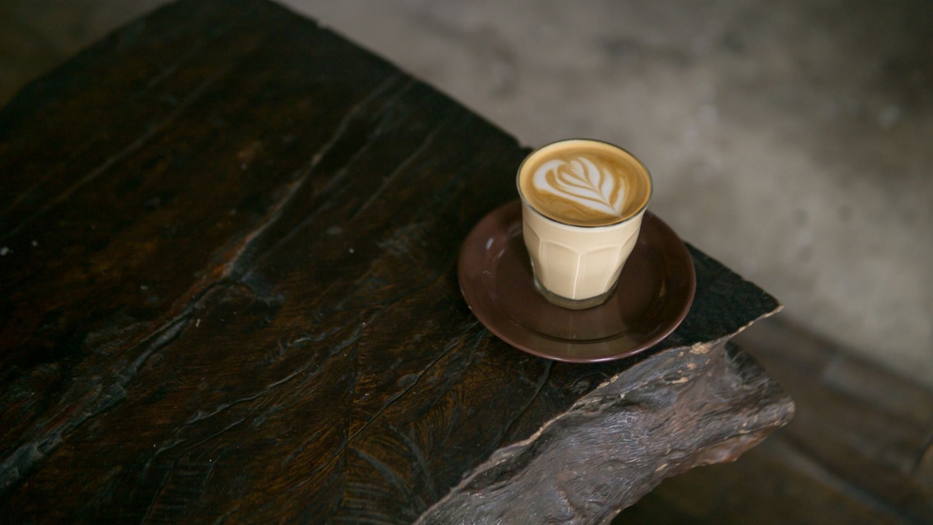 kis kávé az asztal szélén