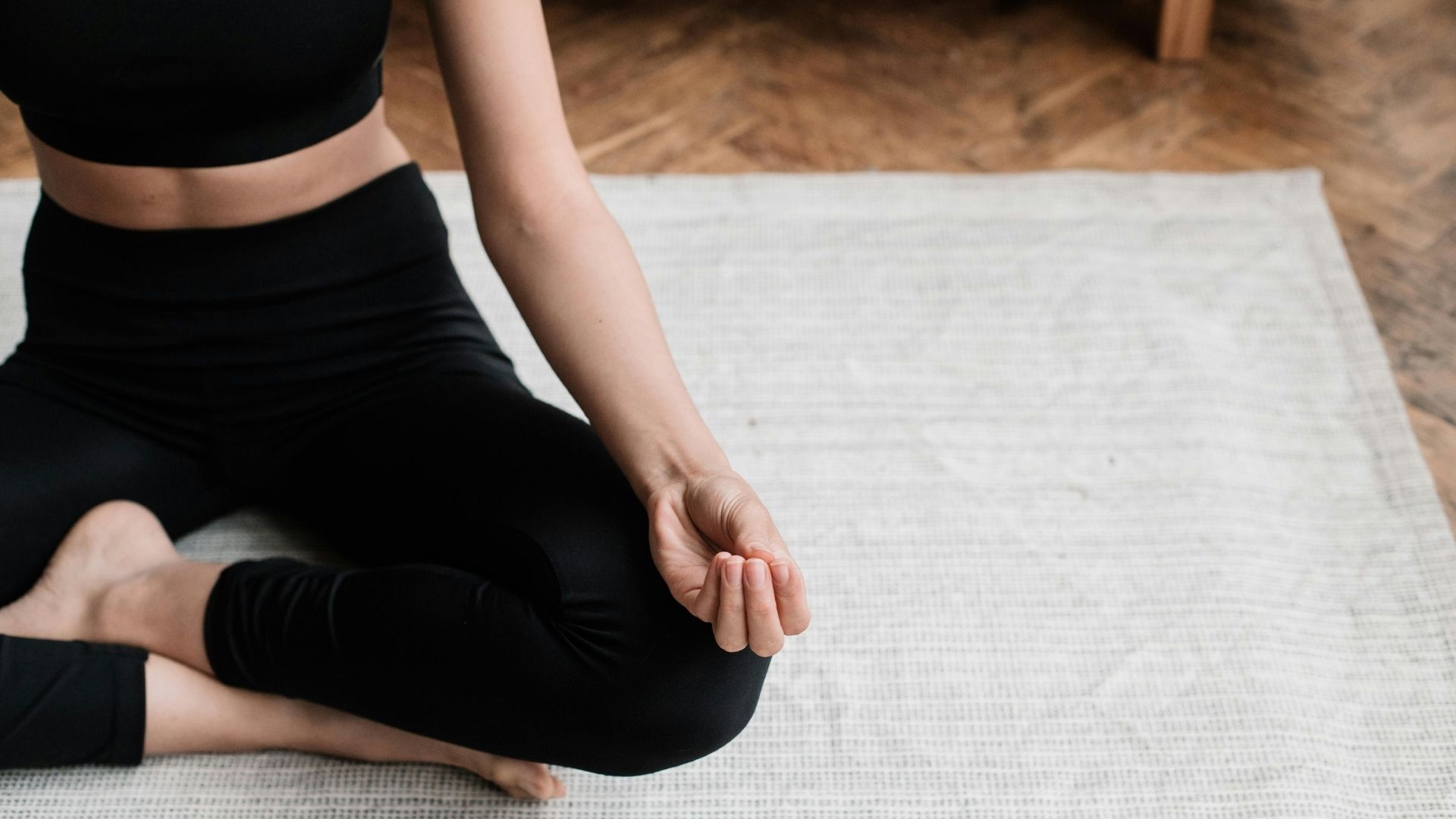 meticáló fitt nő a jógamatracon