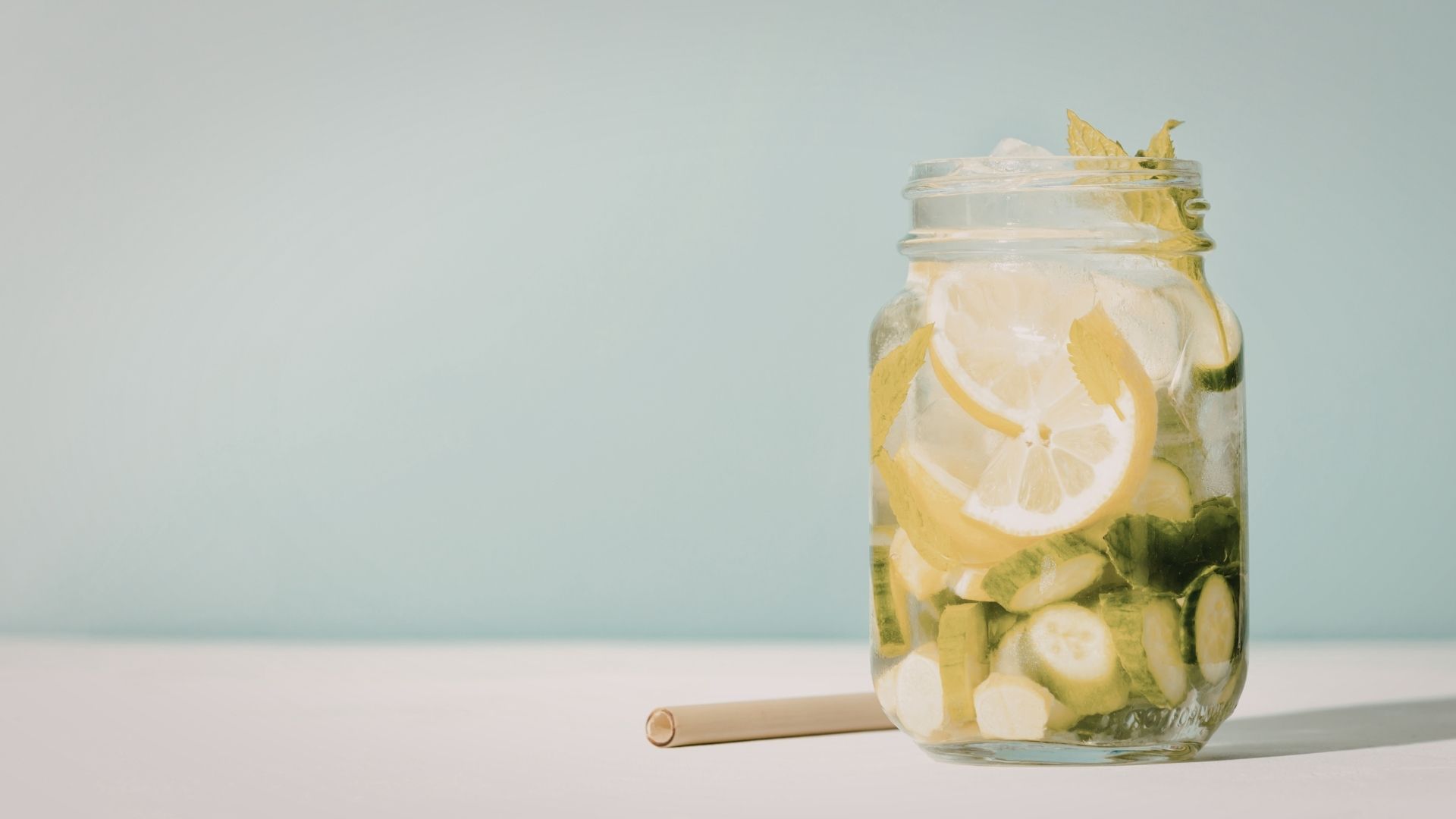 Üvegben citromos uborkás mentás víz