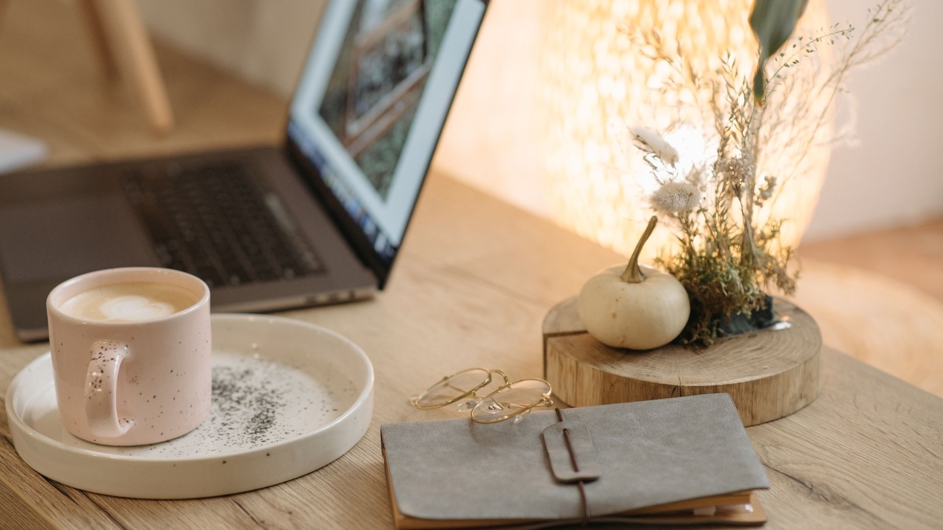 kávé, jegyzetfüzet, laptop az asztalon