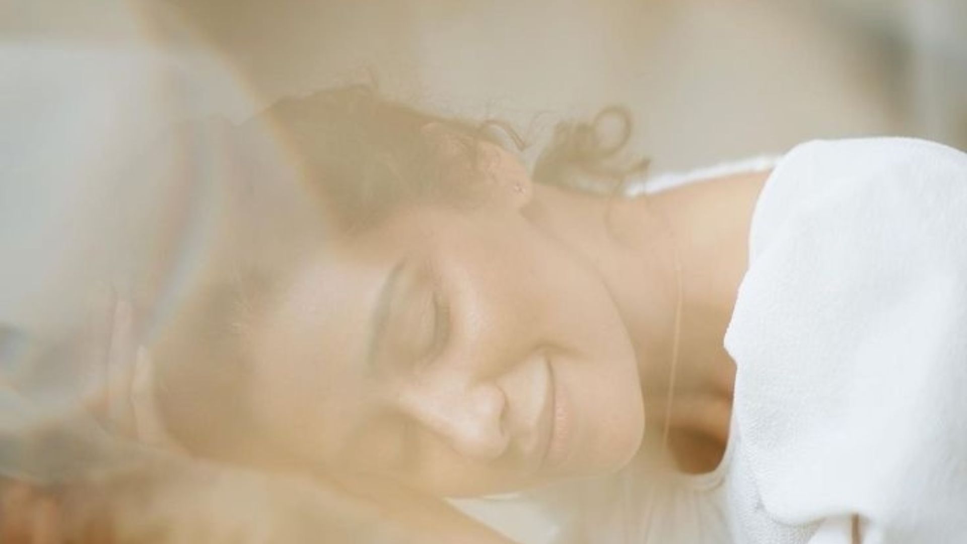 békés, boldog nő becsukott szemmel lehajtja a fejét