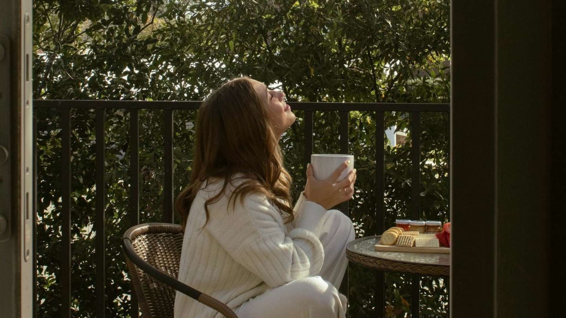 Reggeli napfény, erkélyen kávézó nyugodt kiegyensúlyozott nő