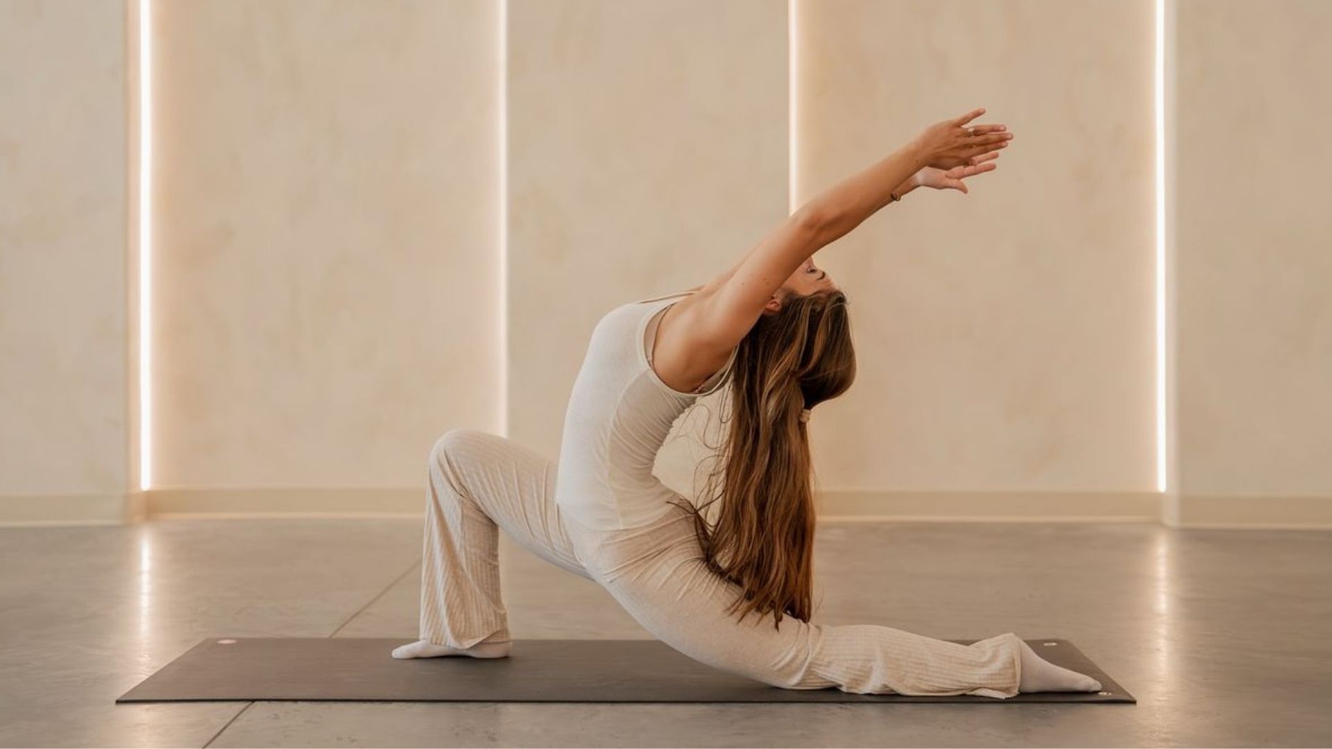 tudatos mozgást. végző nő jógamatracon