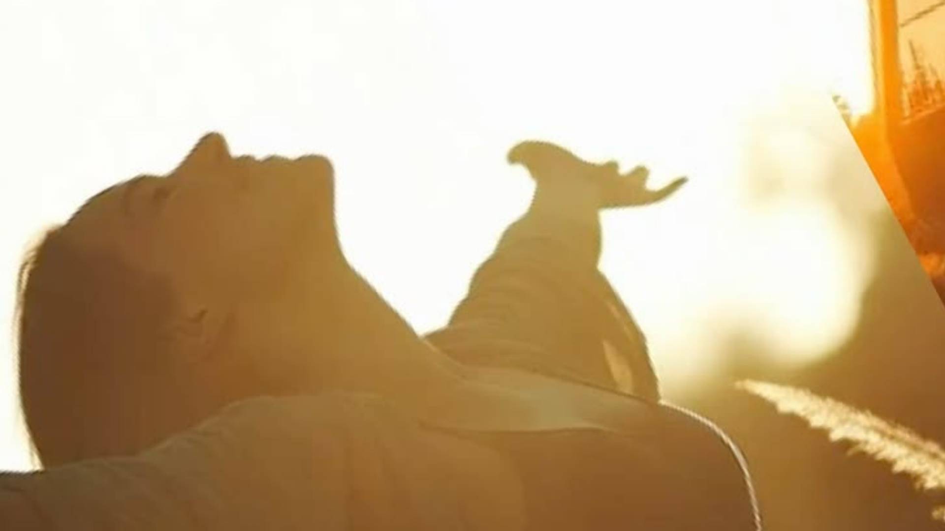 Kiegyensúlyozott nő flow állapotban kitárt karokkal mosolyog