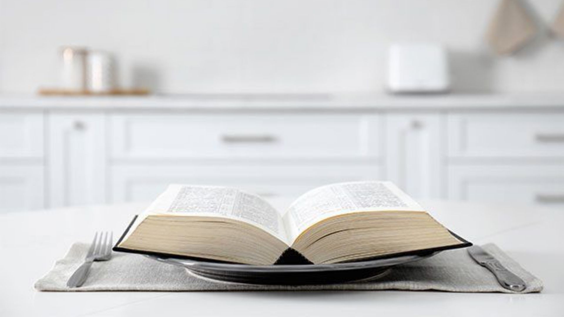 Tányéron kinyitott Biblia a konyhában