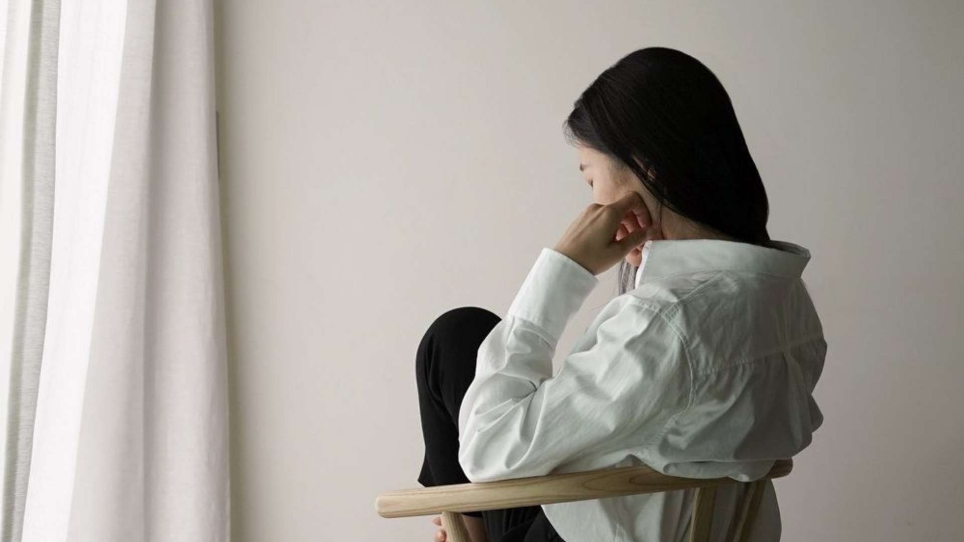 Bizonytalan szomorú nő ül elgondolkodva