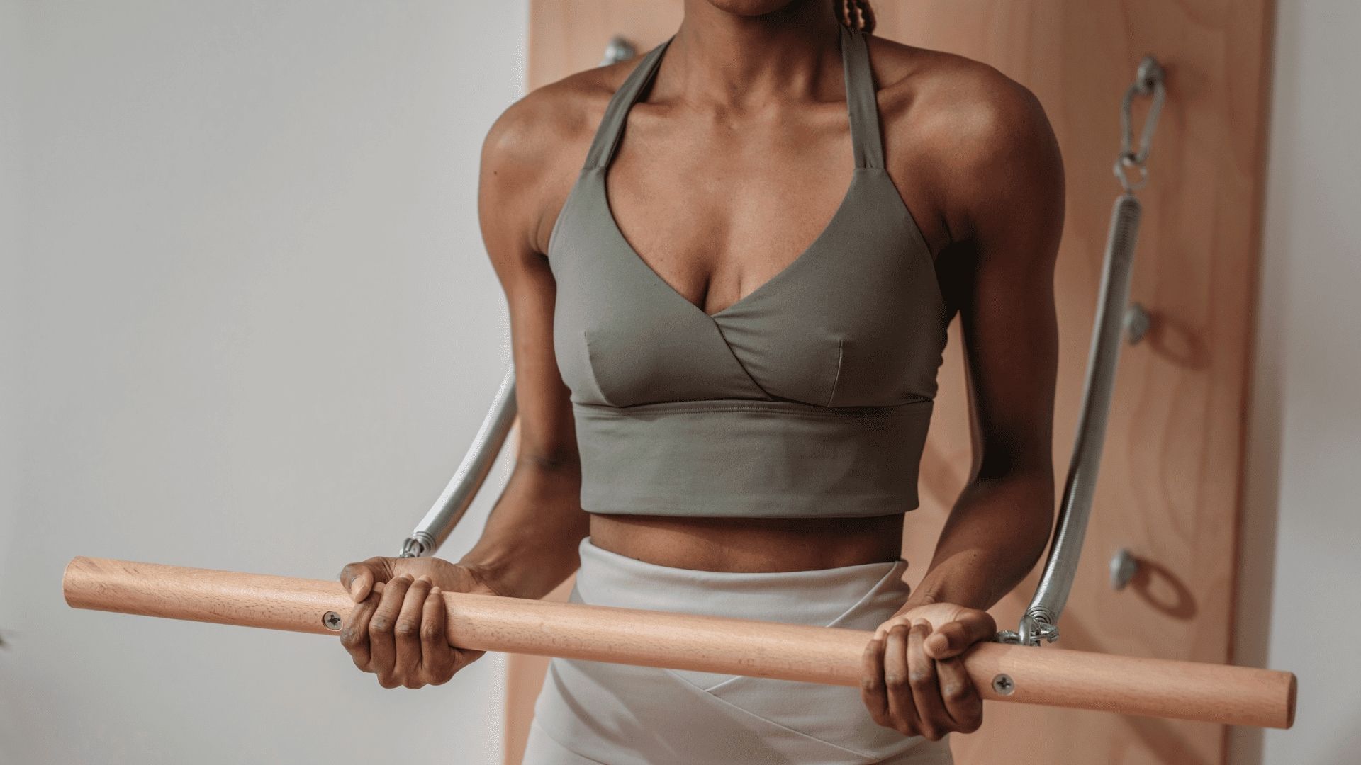 Pilates eszközökkel, sportos nő