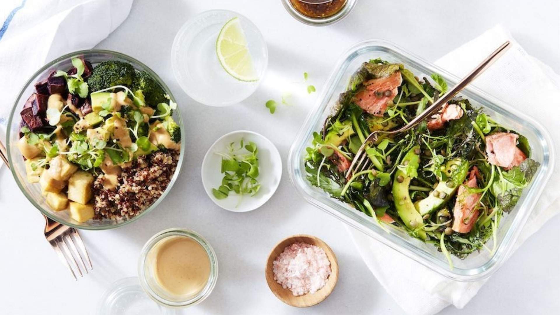 Zöld saláta, egészséges, köret, lazac, üveg tálban előre csomagolva