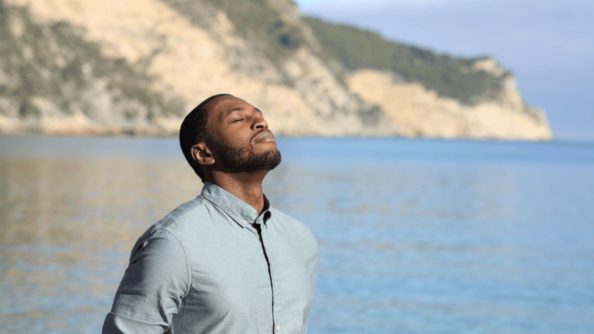 kiegyensúlyozott férfi a szabadban